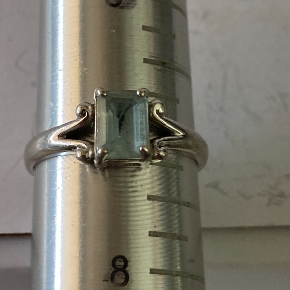 Lovely "R" princess cut aquamarine gem in 4-prong sterling silver setting